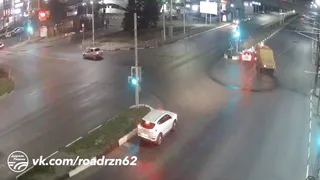 Около автовокзала легковушка протаранила поливальную машину - видео