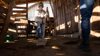 Зачем в домах на продажу ушлые строители отсыпают весь участок скалой: новый хозяин узнает об этом только через 3 года