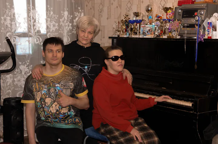 Мама из Набережных Челнов вырастила чемпионов: незрячая дочь поёт, а сын с ДЦП побеждает на мировых соревнованиях