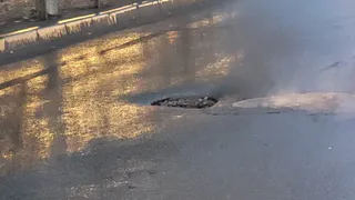 На улице Есенина в Рязани заметили провал асфальта