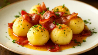 Делаю по бабушкиному рецепту картофельные галушки с беконом: сытное деревенское блюдо кормит всю семью - просят снова и снова