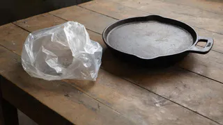 Кладу сковороду в полиэтиленовый пакет, и нагар исчезает вмиг - любуюсь своим отражением