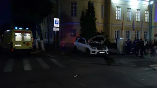 В центре Рязани «Мерседес» вылетел на тротуар