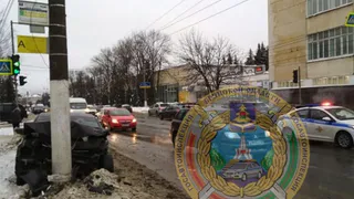 После ДТП на Красноармейской в Брянске Volkswagen врезался в столб
