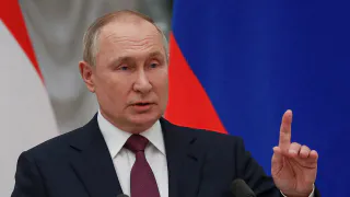 Путин поручил регионам не снижать темпы поддержки участников СВО и их семей
