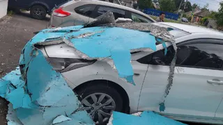 В Брянске фасад дома обвалился на машину