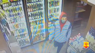 В Чебоксарах ищут молодого человека, который забрал чужую карту и расплачивался ей в магазинах