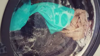 Вы всегда стирали неправильно: вот что нужно добавить в барабан – заменит любой отбеливатель