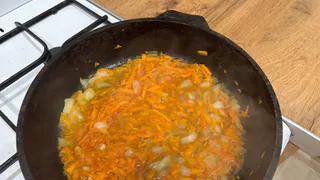 Использую уксус и салфетку, чтобы масло перестало брызгать: кухня и плита остаются чистыми, а кожа без ожогов