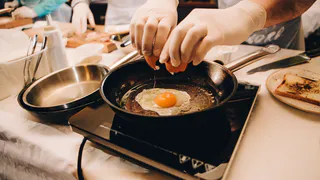 Кулинарный баттл: пятеро мужчин, хлеб и яйца