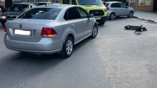 На улице Тимакова в Рязани Volkswagen сбил 38-летнего мужчину на самокате