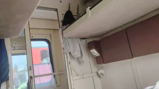 Соседи не дали убрать багаж под полку, а сверху места не было. РЖД, быстрее меняйте правила!