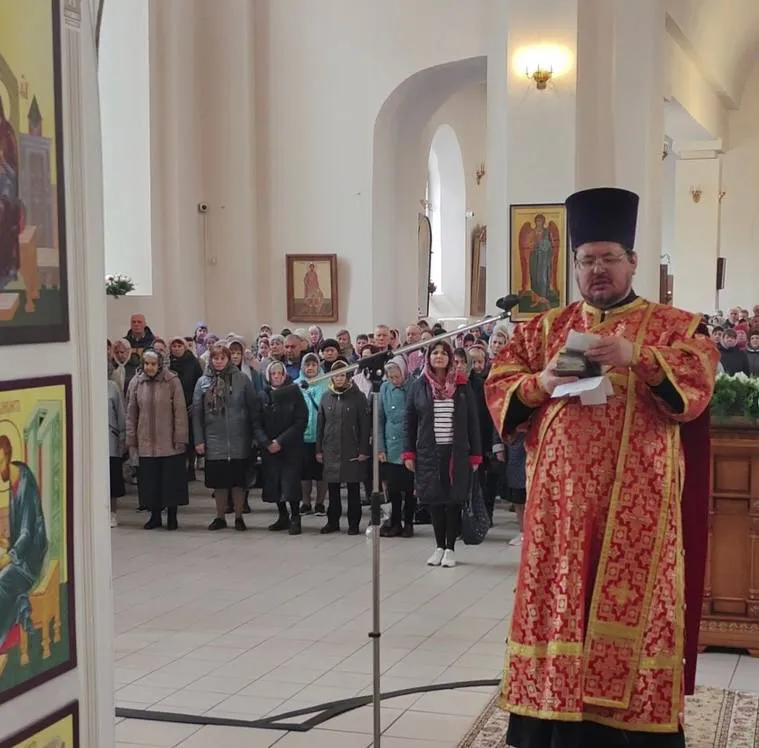 Около 500 пензенских верующих посетили Петропавловский храм в день Радоницы