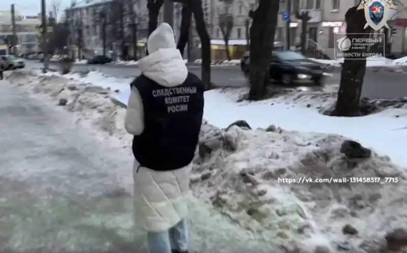 Снег с крыши завалил женщину
