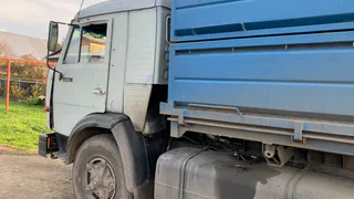 Рязанские дальнобойщики гонят перегруженные фуры через мост на Солотчинском шоссе