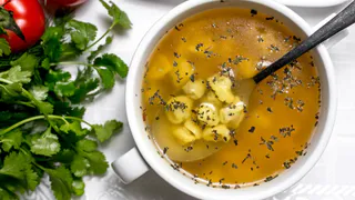 Нужно ли сливать «первую воду» при варке мяса? Секрет бульона раскрыл шеф-повар