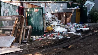 “К контейнерам невозможно подойти!”: на улице Связи забросили мусорную площадку