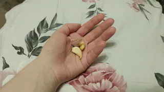 Сначала была в шоке, теперь делаю так же: зачем опытные хозяйки кладут под подушку зубчик чеснока