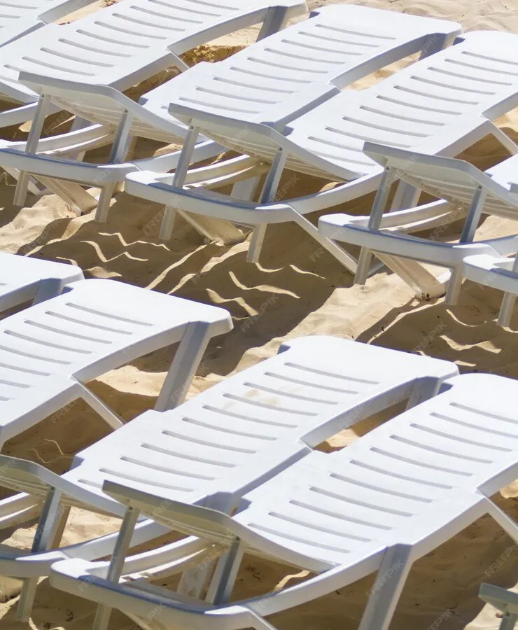 Новые шезлонги завезли в магнитогорский парк "Притяжение"