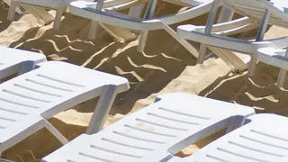 Новые шезлонги завезли в магнитогорский парк "Притяжение"