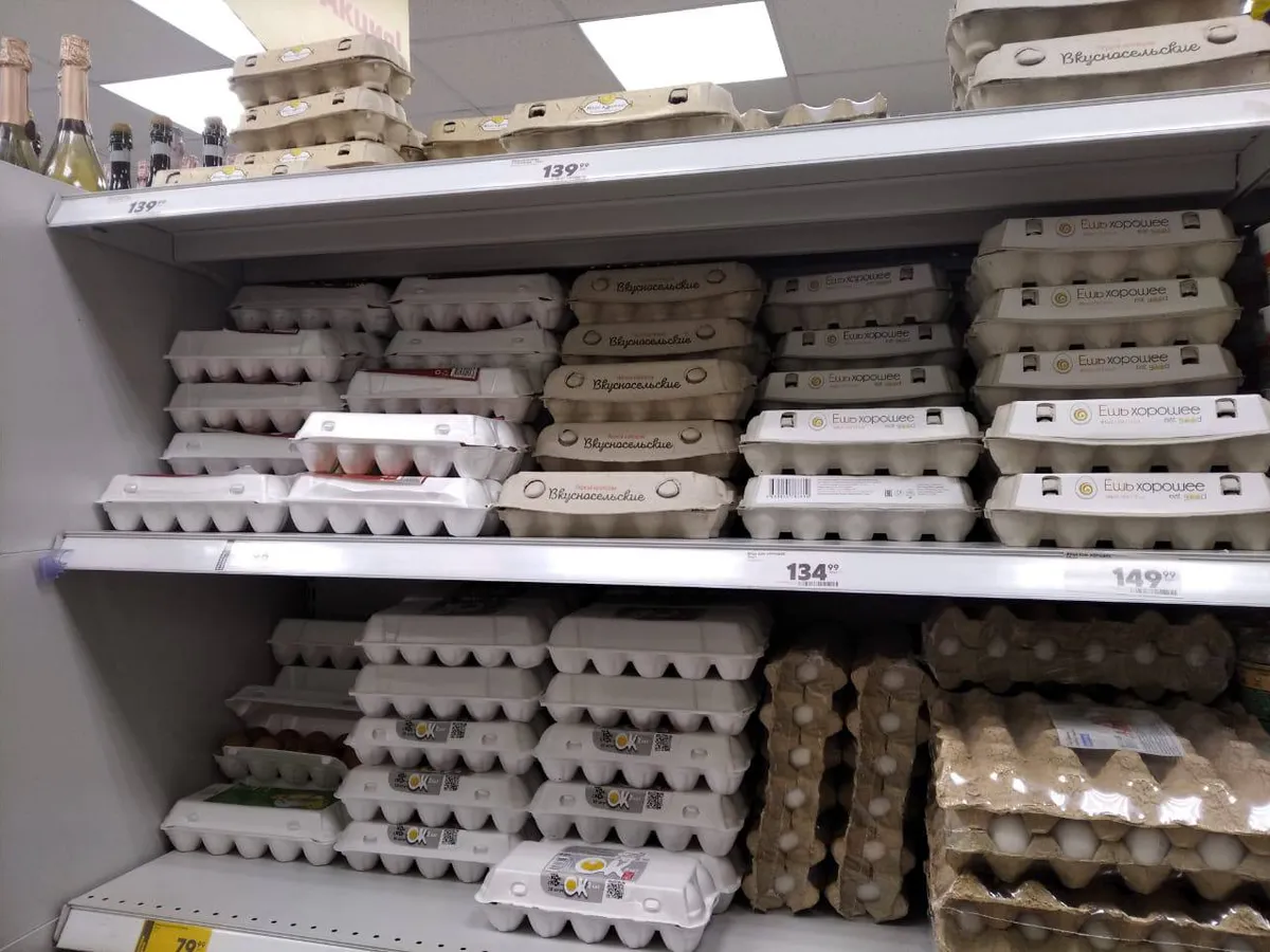 Моя соседка покупает в магазинах самые крупные яйца по цене самых мелких. Понял, как она это делает. Делюсь с вами