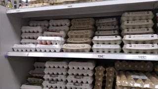 Моя соседка покупает в магазинах самые крупные яйца по цене самых мелких. Понял, как она это делает. Делюсь с вами