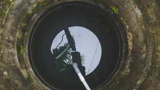 Проблем с выгребной ямой больше нет: сосед подсказал простое решение — на несколько лет забудете о чистке