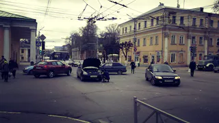 На перекрестке Ленина и Свободы столкнулись две легковушки