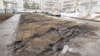 Ежедневные рейды и штрафы: в Нижнекамске весной усилили контроль за парковкой автомобилей на газонах