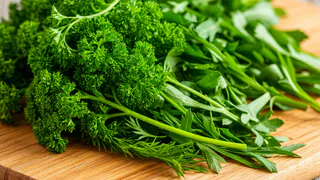 Все насекомые и грязь зелень так и не покидают: 99% хозяек моют ее неправильно