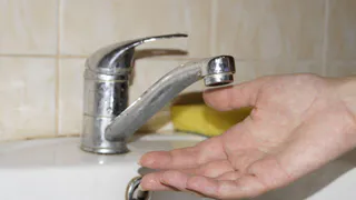 В Рязани с 23 мая по 6 июня отключили горячую воду в трёх учебных заведениях