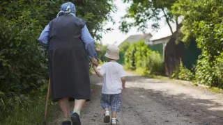 Доплаты к пенсии за внуков: какие выплаты положены и как их оформить