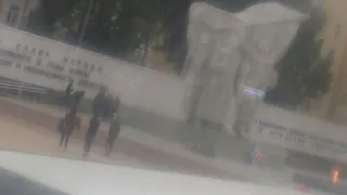 В Рязани подростки прыгали на скейтах через венки на мемориале Победы