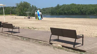 В Рязани на Ореховое озеро привезли лежаки и сапы