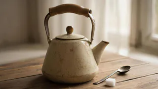 Кидаю 3 кусочка в чайник — и накипь пропадает моментально: лайфхак безопасен для здоровья