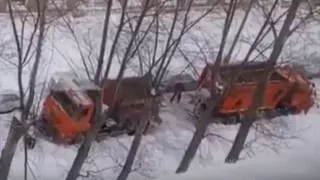 Пали в неравной борьбе: в Приокском снегоуборочная техника застряла в снегу