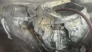 Пожар на паркинге в Казани: огонь повредил три автомобиля