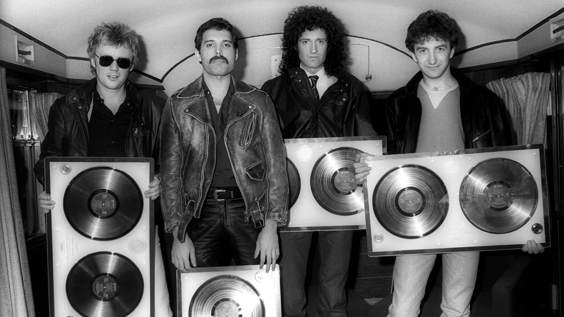 Умер первый бас-гитарист группы Queen