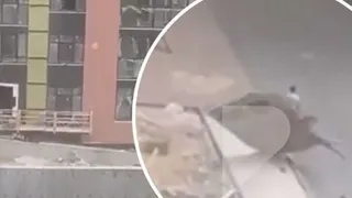 Мужчину с ребёнком ударил металлический щит во время урагана в Рязани