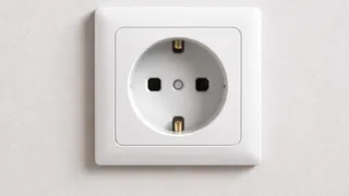 Выдернул вилку — и розетка выпала: что делать, пока не случилась беда