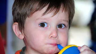 Это невероятно красивое имя для мальчика становится все более популярным: так сейчас родители называют новорожденных - в переводе "победитель"