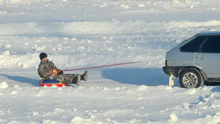 Горожане устроили парк развлечений на льду карьера у гипермаркета Лента