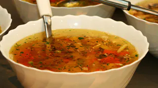 Нужно ли сливать первую воду при варке мяса: шеф-повар раскрыл главную тайну