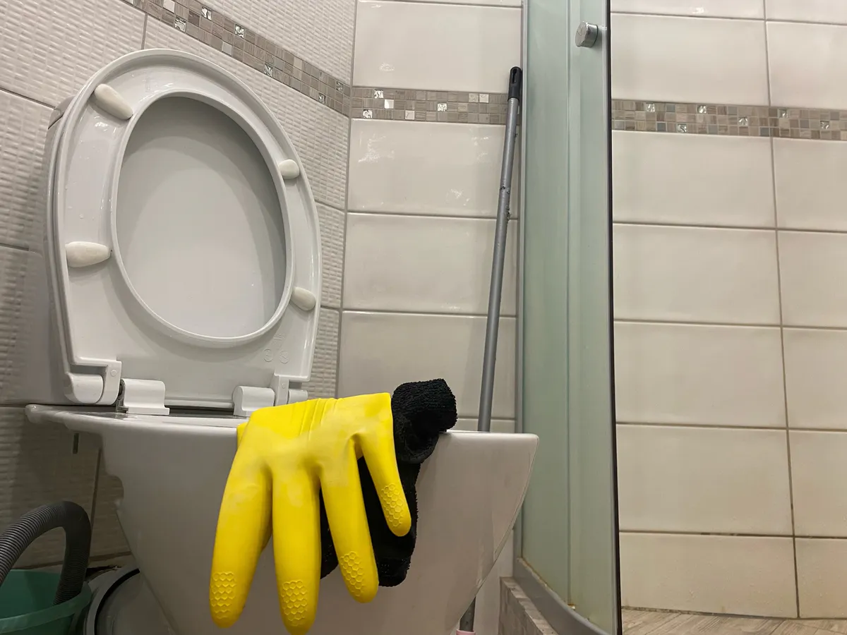 1 ложка — и унитаз засияет чистотой как новый: ржавчина, налет и мочевой камень уйдут за 15 минут — без лишних усилий