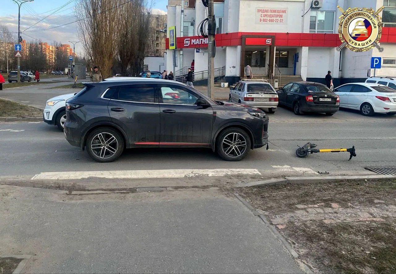 В Чебоксарах самокатчик опять угодил под колёса авто