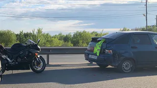 Понадобилась скорая: у "Премьера" столкнулись мотоциклист и легковушка