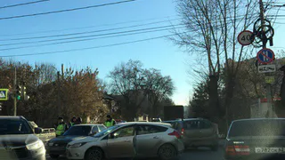 У Горбатого моста столкнулись два автомобиля