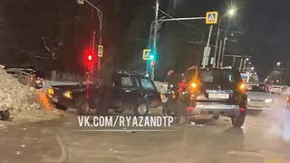 В Рязани на улице Интернациональной столкнулись ВАЗ и Renault