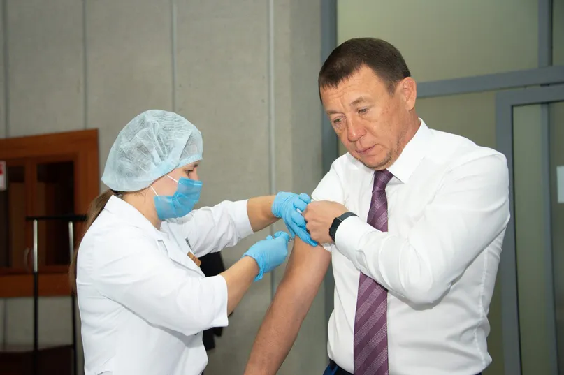 Берем пример? Муллин сделал прививку от гриппа