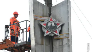 Со стелы на площади Свободы сняли ордена